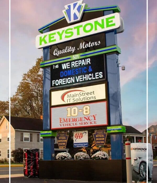 Pylon and pole signs in Dallas